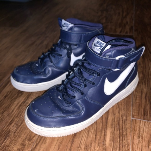 Nike Air Men’s Velcro/Lace Sneakers - Picture 4 of 10